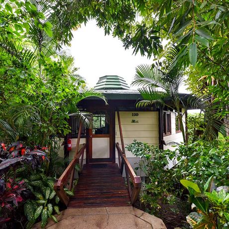 Weg zu einem der Bungalows des Tulemar Resort