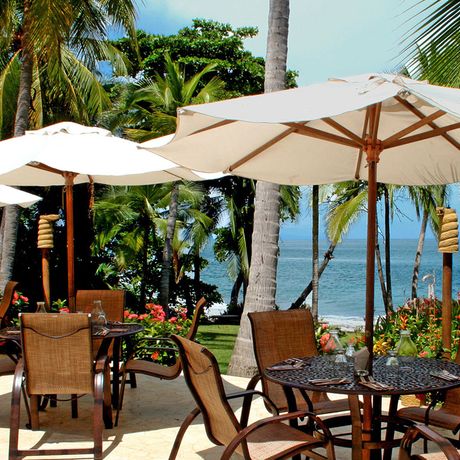 Costa Rica Strandunterkunft Terrasse Terrasse einer Strandunterkunft mit Sitzmöglichkeiten mit Blick auf das Meer