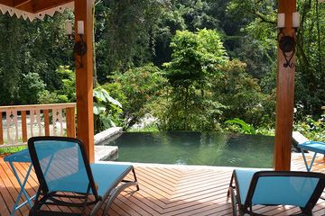 Pacuare Lodge Linda Vista Villa Terrrasse mit Liegen und Blick a