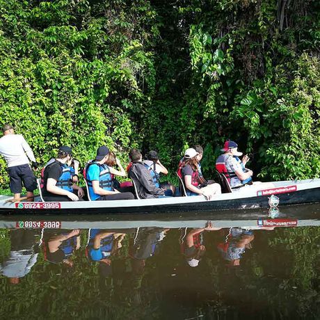 Reisegruppe im Boot auf dem Fluss Tortuguero Eine Reisegruppe die auf dem Boot den Fluss erkundet