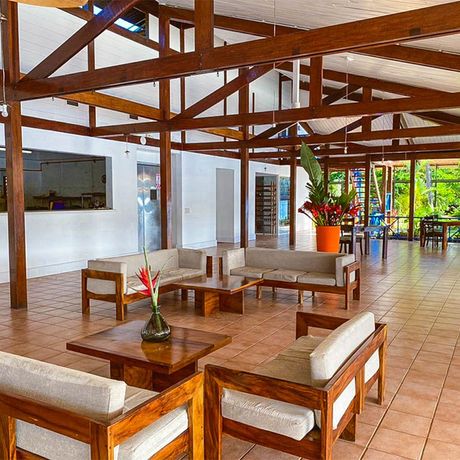 Tortuga Lodge Sitzbereich Blick auf einen Sitzbereich mit Sofas in der Tortuga Lodge