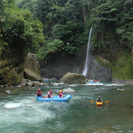 Rafting auf dem Fluss Pacuare III-IV 02 Blick auf eine Ausflugsgruppe beim Rafting auf dem Fluss Pacuare III-IV