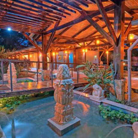 Resort Nayara Gardens Spa Brunnen Blick auf einen Brunnen vor dem Spa
