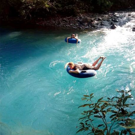 Tubing auf dem Celeste 04 Staunen Sie über das magisch türkise Wasser des Flusses Celeste bei einer Tubingfahrt