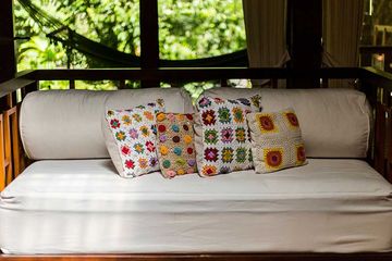 Pacuare Lodge Jaguar Villa Sofa mit Kissen