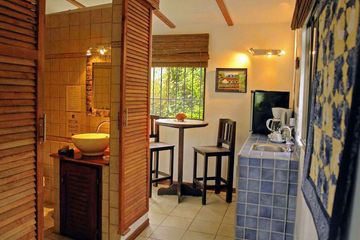 Orosi Lodge Chalet Küche und Badezimmer