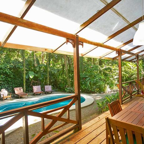 Blick auf den Pool des Apartments der Bungalow + Cabina Kukula Lodge