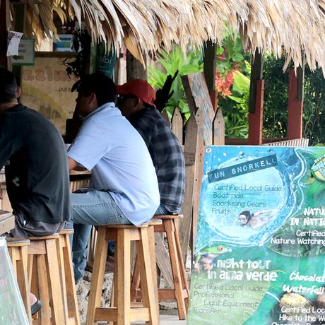 Die einladenden Restaurants an der Straße laden bei Hausmannskost zum Verweilen ein