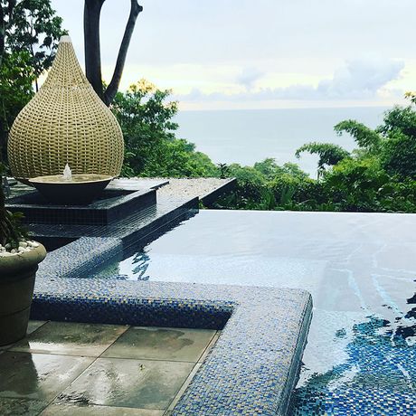 Costa Rica Resort Luxus Blick vom Pool auf den idyllischen Pazifik