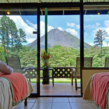 Hotel Arenal Observatory Lodge & Spa Smithsonianzimmer 05 Ausblick des Schlafzimmers des Smithsonianzimmers des Hotel Arenal Observatory Lodge & Spa