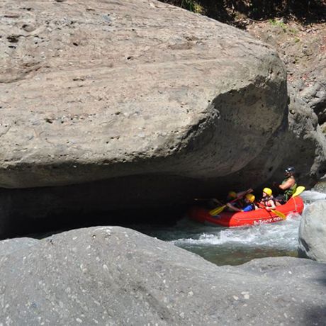 Blick auf ein Boot beim Rafting auf dem Fluss El Chorro Klasse IV