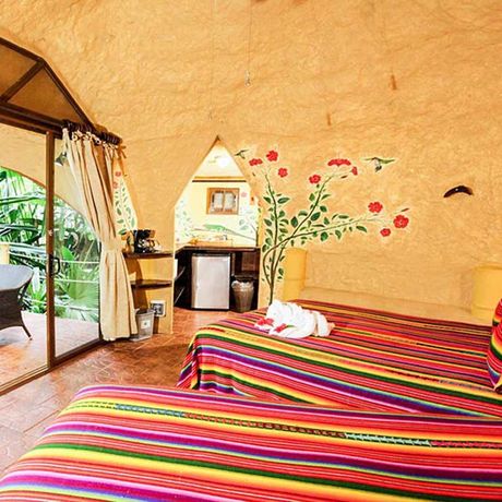 Costa Rica Baumhaus Farbenfrohes Interior Das bunte Innendesign der Baumhäuser ist ein gelunger Kontrast zum rustikalen, äußerlichen Erscheinungsbild..