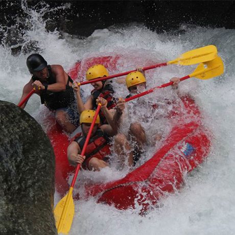 Blick auf ein Boot beim Rafting auf dem Fluss El Chorro Klasse IV
