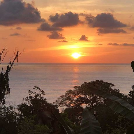 Blick auf den Sonnenuntergang in der Dschungel-Lodge La Cusinga Lodge