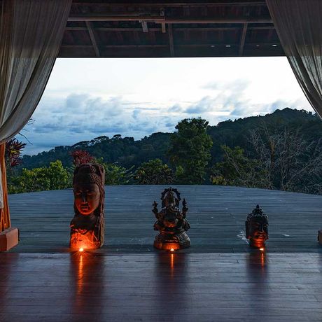 Blick auf die Yoga Plattform der Dschungel-Lodge Luna Lodge 