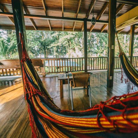 Blick auf zwei Hängematte auf dem Balkon einer Caribbean Breeze Cabina in der Strandunterkunft Banana Azul