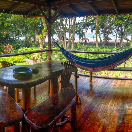 Blick auf die Terrasse der Brüllaffen Suite der Strandunterkunft Banana Azul