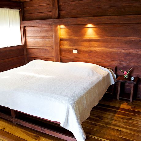 Bungalow Anita Rainforest Lodge Bungalow 01 Blick auf ein Doppelbett in der Bungalow Anita Rainforest Lodge