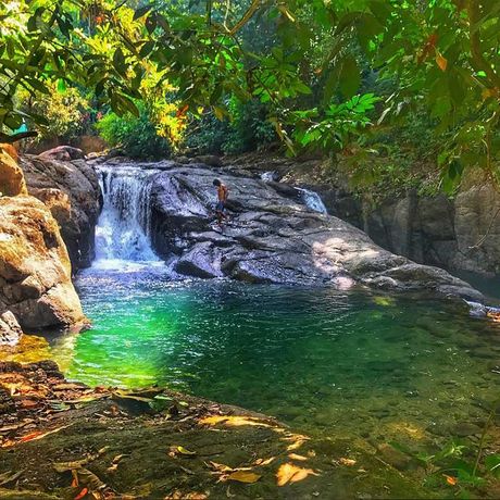 Blick auf einen Wasserfall beim Tagesausflug Abwechslungsreiche Wasserfall-Tour