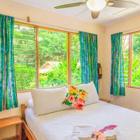 Blick auf das Bett einer Komfortsuite der Bungalows Mono Feliz