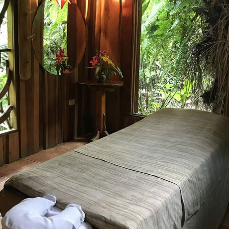 Eine entspannende Massage im Dschungel-Ambiente ist eine Wohltat für Seele und Körper. 