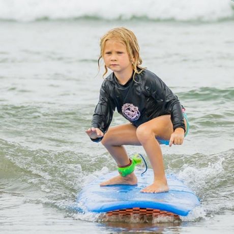 Blick auf ein surfendes Kind