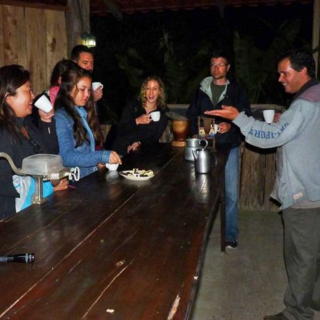 Kaffeekultur und abenteuerliche Tierbeobachtungen 07 Blick auf eine Ausflugsgruppe bei dem Tagesausflug Kaffeekultur und abenteuerliche Tierbeobachtungen