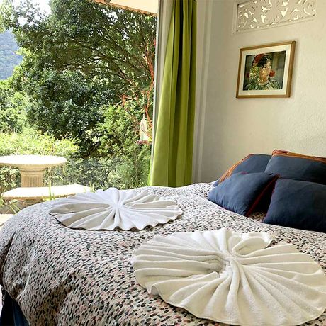Bungalow Dantica Cloud Forest Lodge Bungalow Standard 01 Blick auf ein Bett im Bungalow Standard in der Bungalow Dantica Cloud Forest Lodge