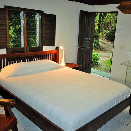 Dschungel-Lodge-Talamanca Gartenbungalow innen Doppelbett im Gartenbungalow der Dschungel-Lodge-Talamanca