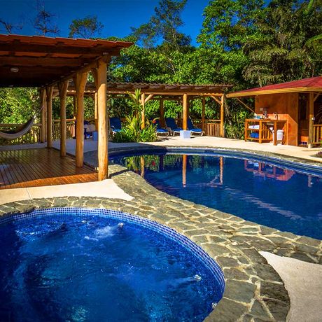 Außenansischt vom Poolbereich der Río Chirripó Lodge