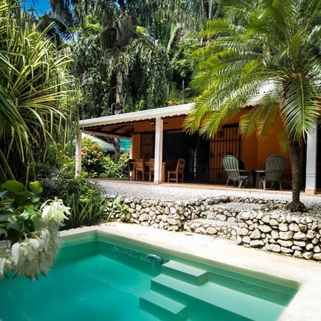 Bungalows-und-Cabinas-Pequeño-Gecko-Verde-Villa Caribe 10 Der türkisblaue kleine Badepool ist zwei Steinstufen von der farbenfrohen Villa Caribe entfernt.