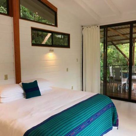 Doppelbett des großen Flussbungalows von der Río-Chirripó-Lodge