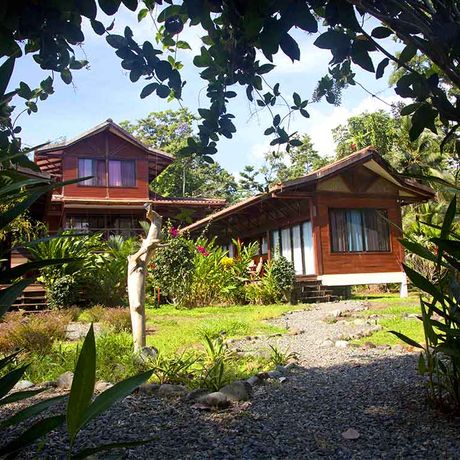 Blick auf die Bungalows der Strandunterkunft Kenaki Lodge 