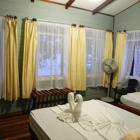 Blick auf ein Bett des Standardzimmer der Pension Casa Marbella