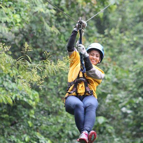Blick auf eine Teilnehmerin der Canyoneering und Canopy Tour