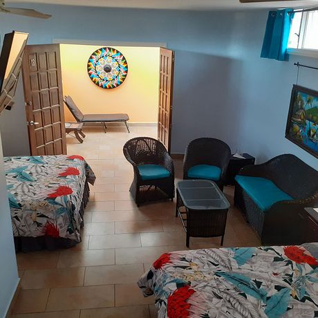 Casa 69 Familienzimmer Sie blicken in das geräumige Familienzimmer, ausgestattet mit zwei Doppelbetten.
