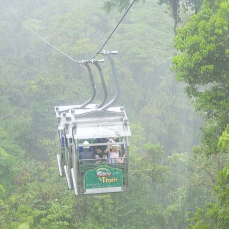 Blick auf eine Seilbahn beim Seilbahn-Ausflug in La Fortuna