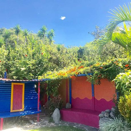 Bungalows El Sol Aussenansicht 02 Blick auf eine bunte Mauer der Bungalows El Sol