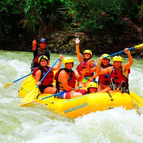 Rafting auf dem Fluss Savegre Klasse II-III 02 Ausflugsgruppe beim Rafting auf dem Fluss Savegre Klasse II-III