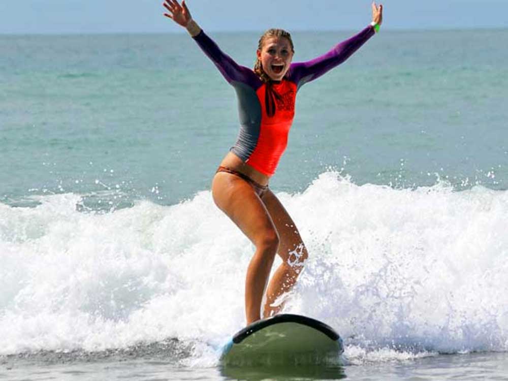 Surfen am Strand von Manuel Antonio 02